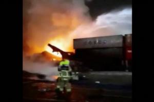 Read more about the article 08 July 2021 – Fire erupts on ship at Dubai port after explosion that rocks city